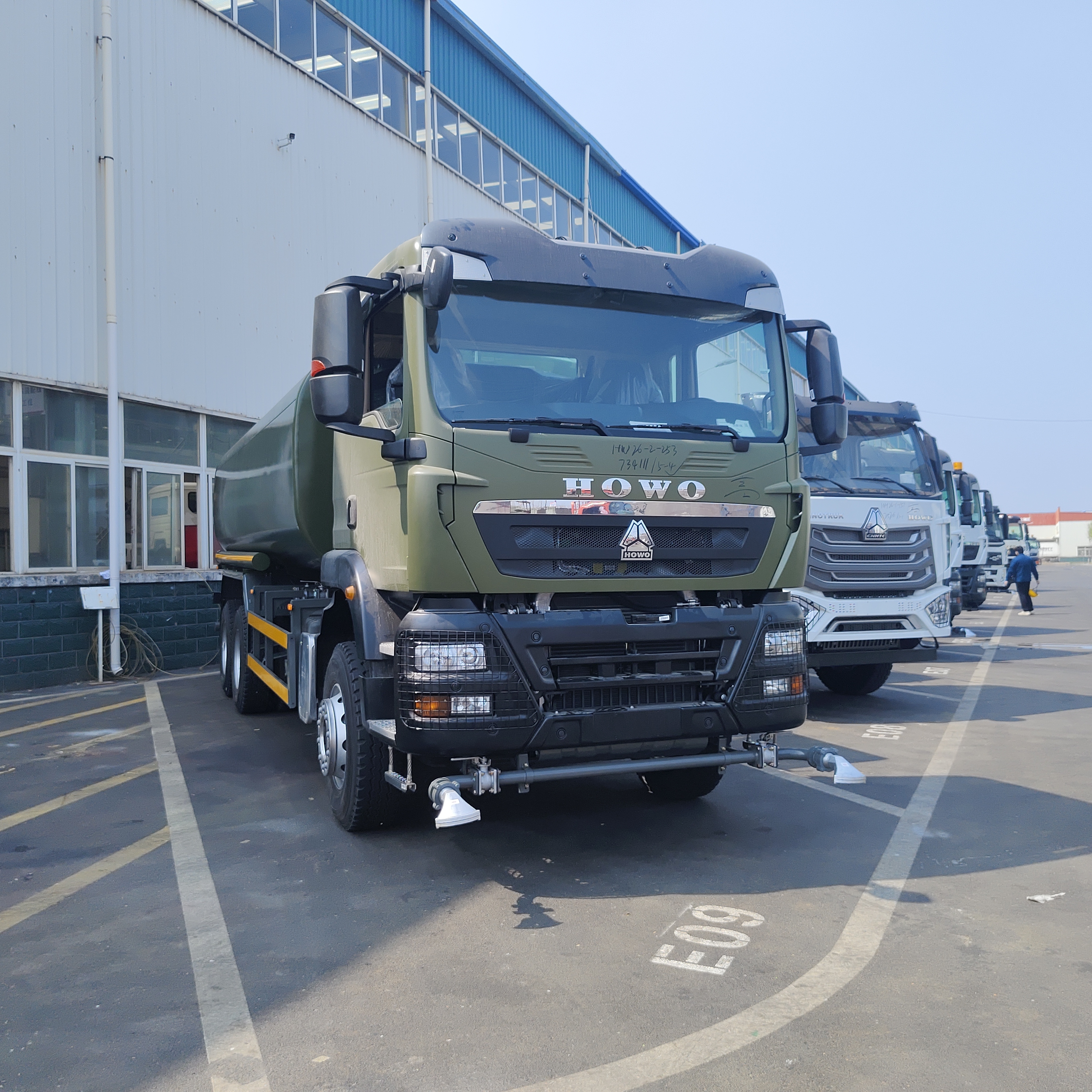 HOWO TX 6×4 水タンク トラック 道路の粉塵除去と市政清掃のための20トンの重荷