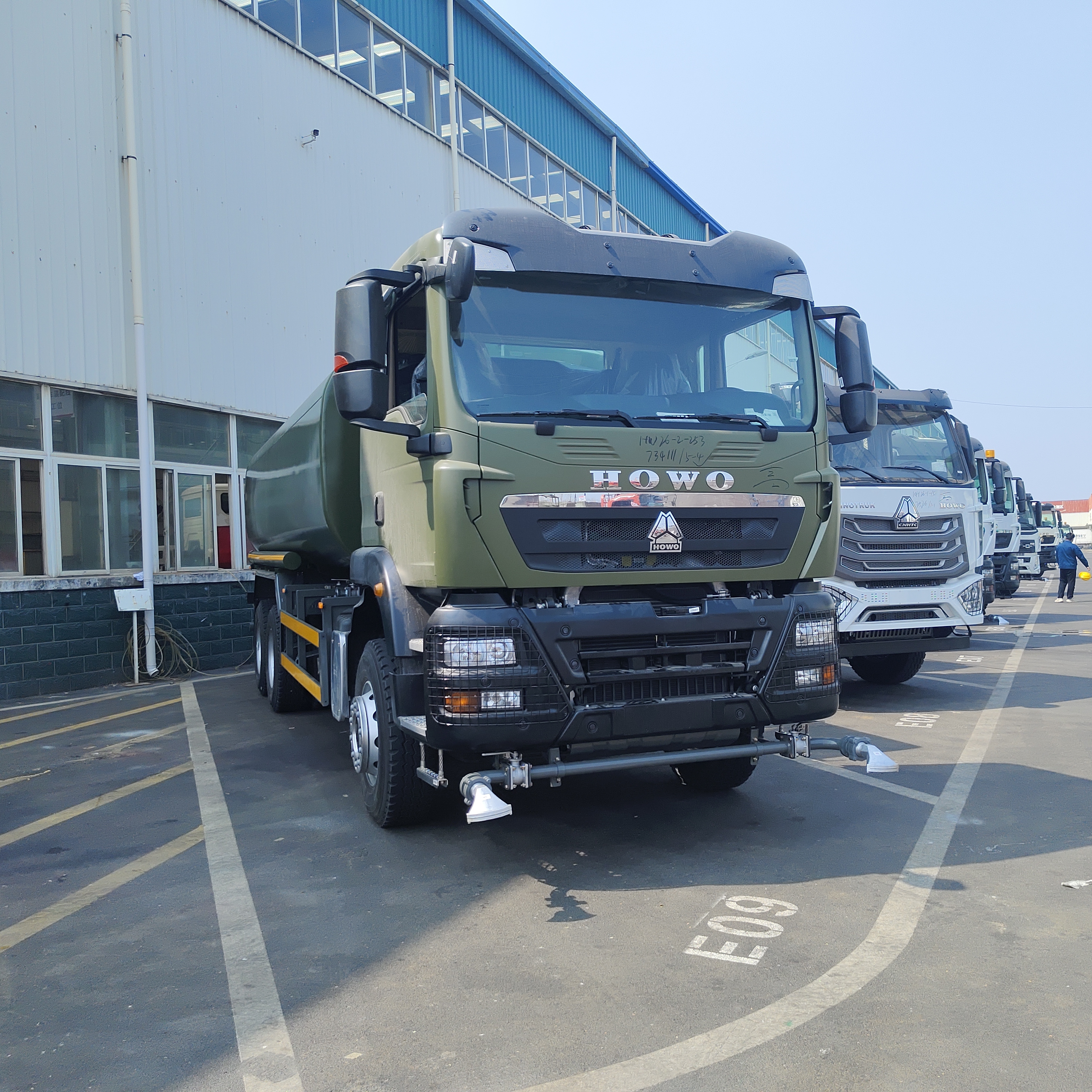 HOWO TX 6×4 給水タンク車、ペイロード 20T ユーロ 2 排出基準および道路清掃用 6×4 駆動輪付き