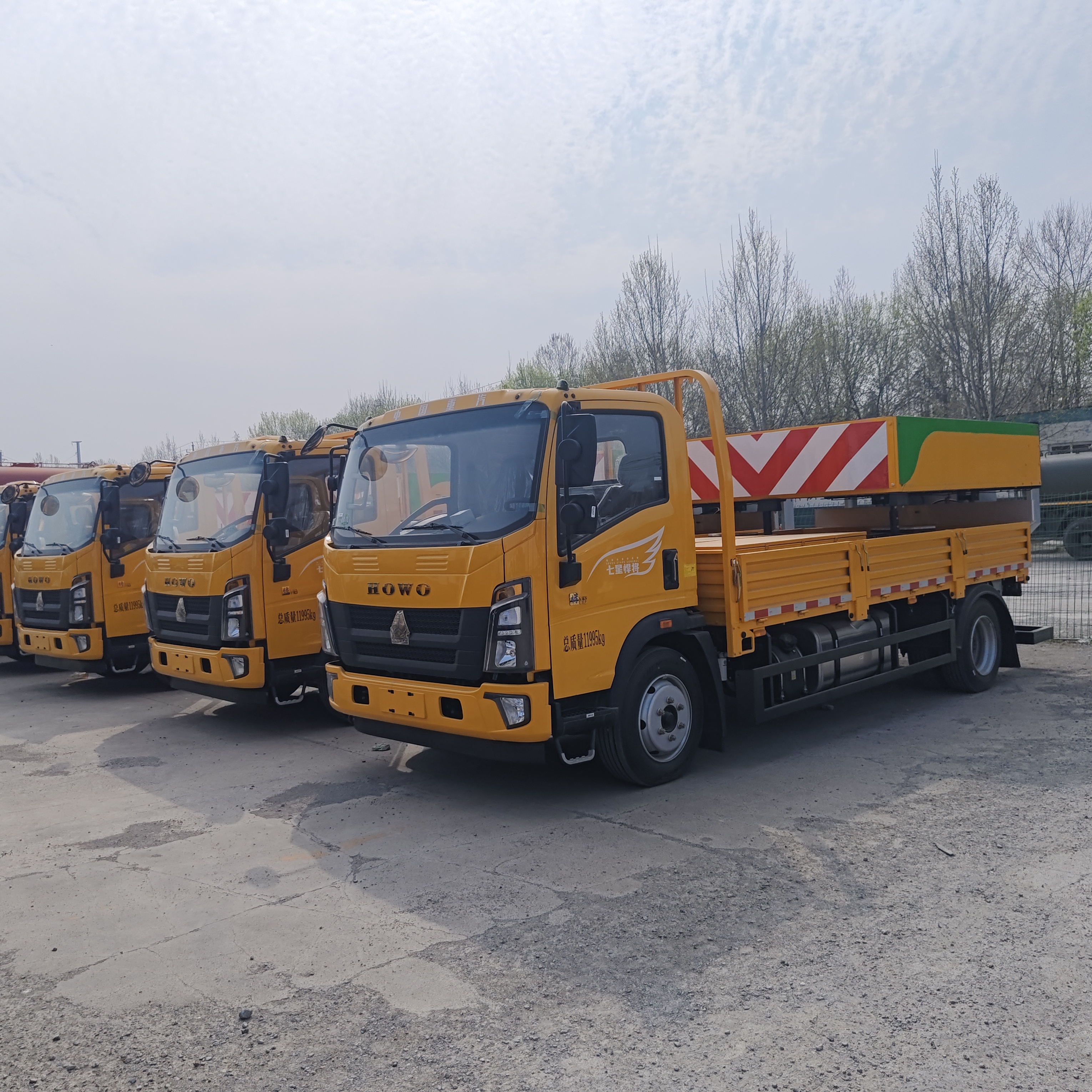 HOWO 4×2 クラッシュ クッション トラック 高性能エネルギー吸収とモジュール式交換設計 高速道路安全