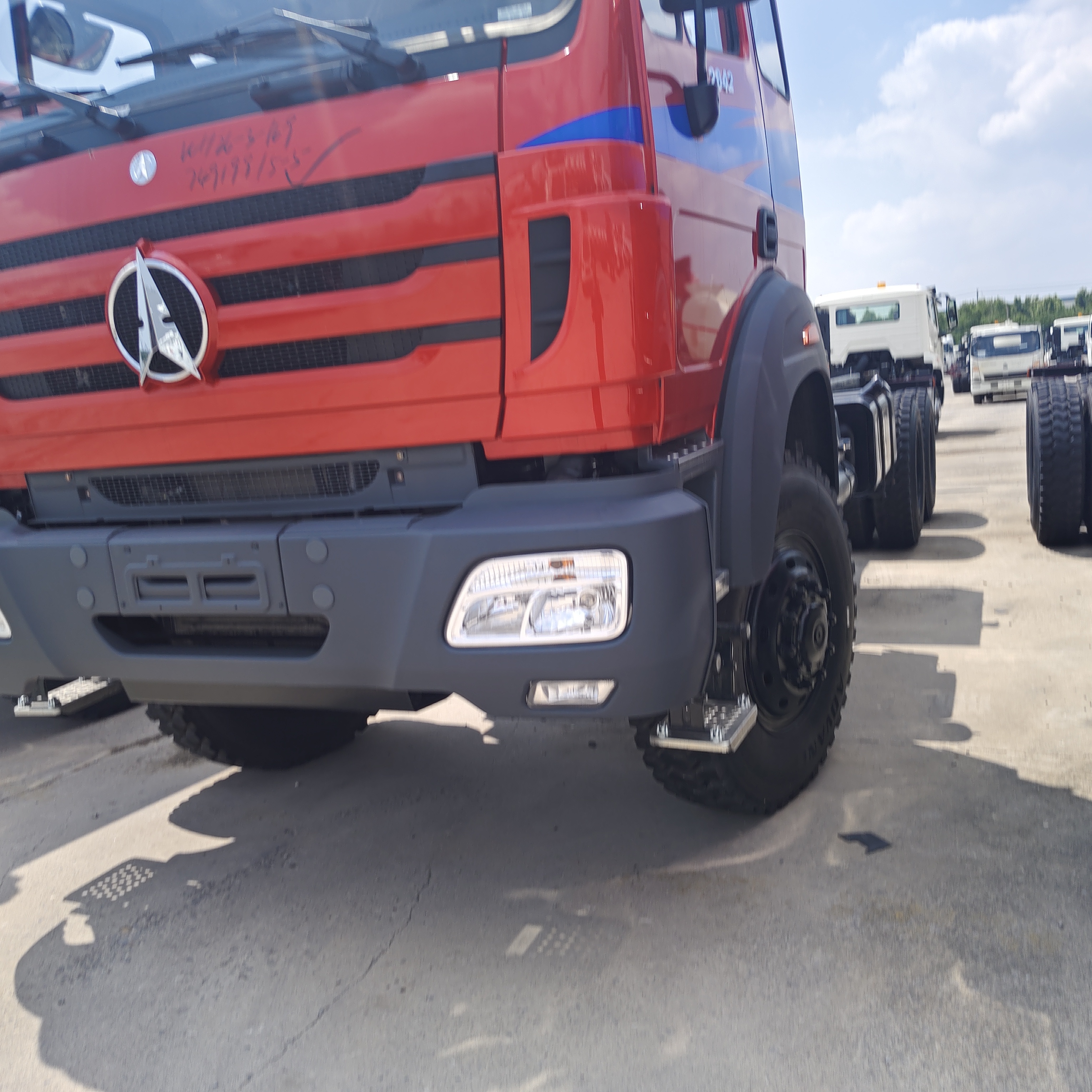 BEIBEN 2642 420HP WEICHAI エンジンとメルセデスベンツテクノロジーシャーシを搭載した 6×4 大型トラクタートラック