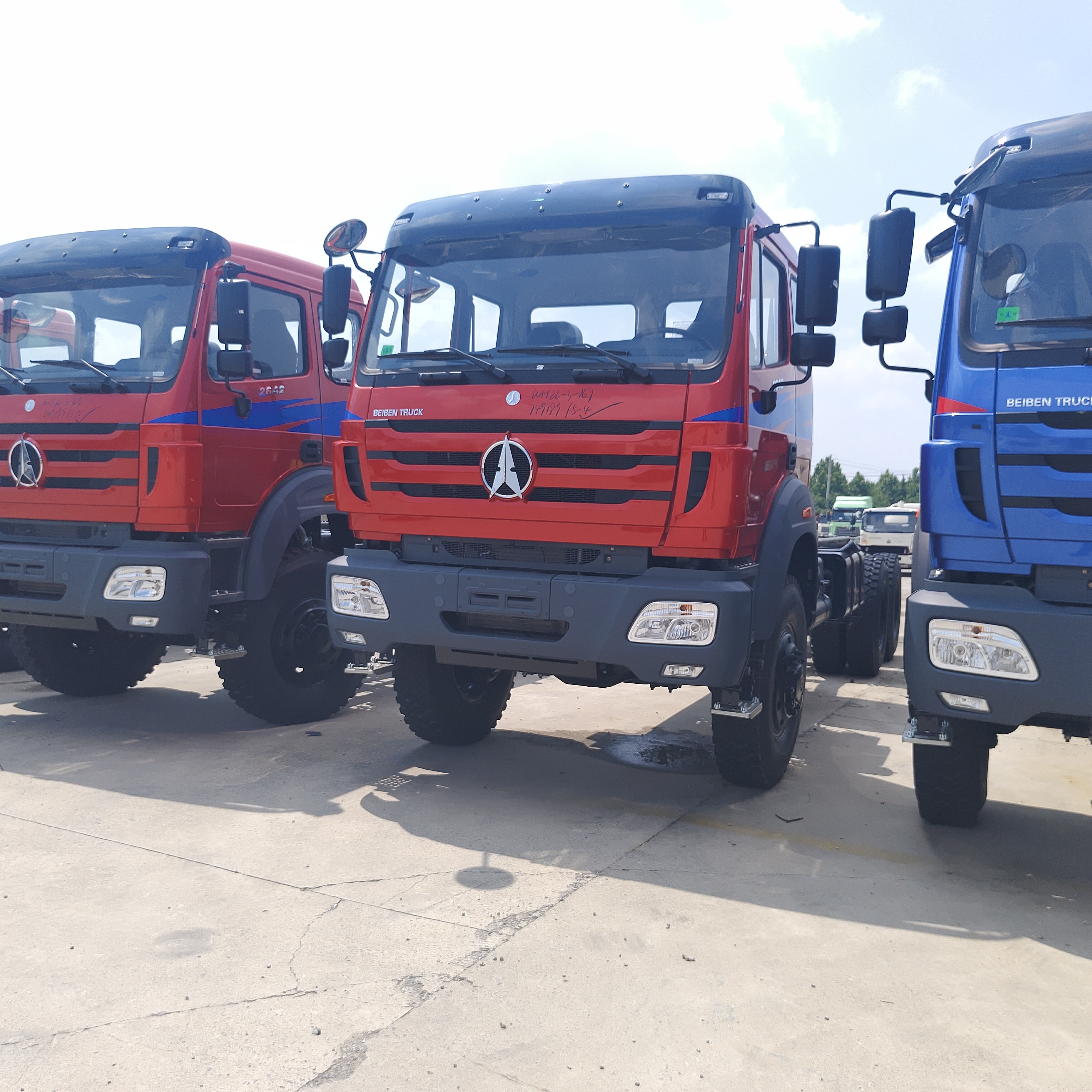 BEIBEN 2642 420HP WEICHAI エンジンとメルセデスベンツテクノロジーシャーシを搭載した 6×4 大型トラクタートラック