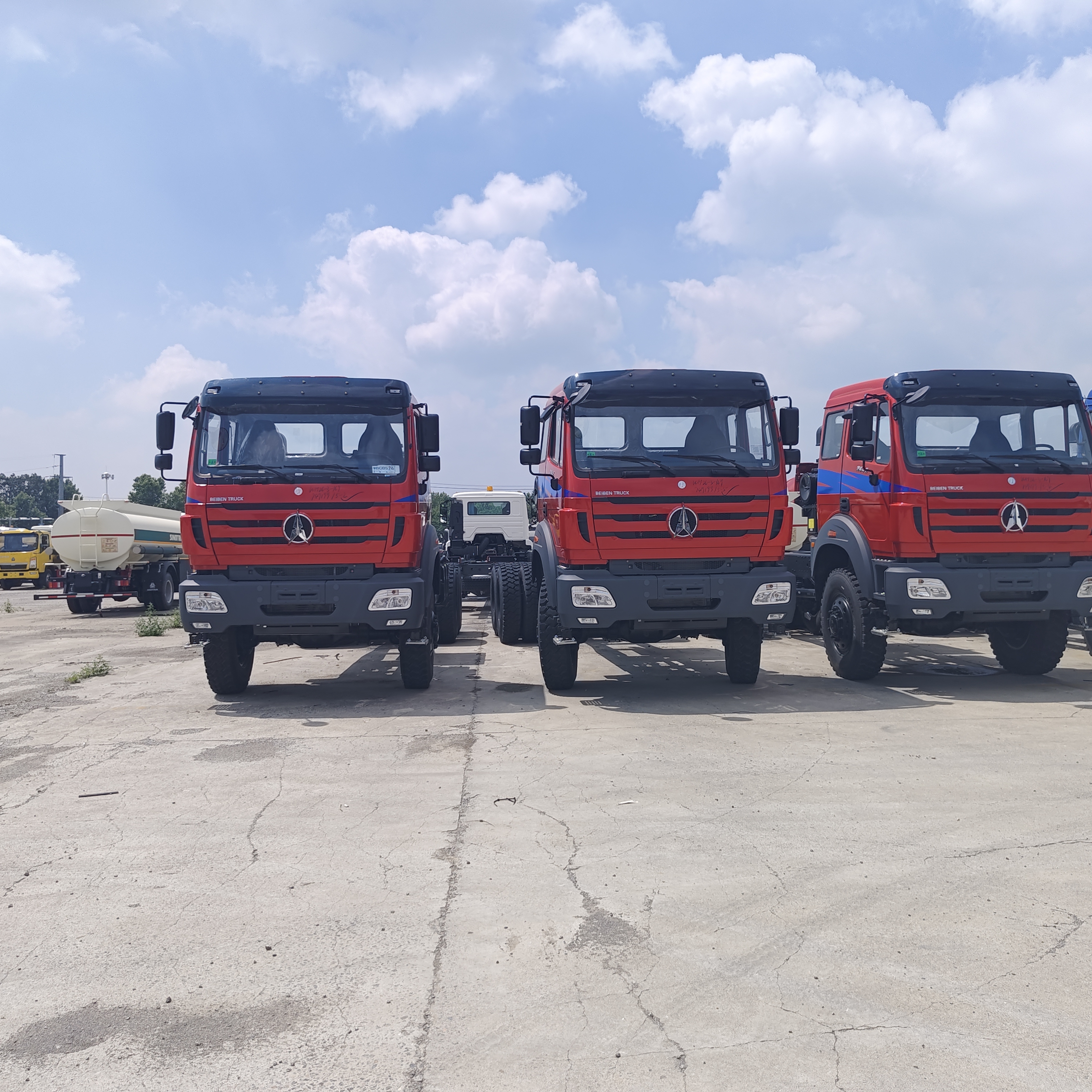 BEIBEN 2642 8×4 重荷鉱山ダンプトラック 420HP WEICHAI エンジンと35-45トンの鉱山および採石場用ペイロード