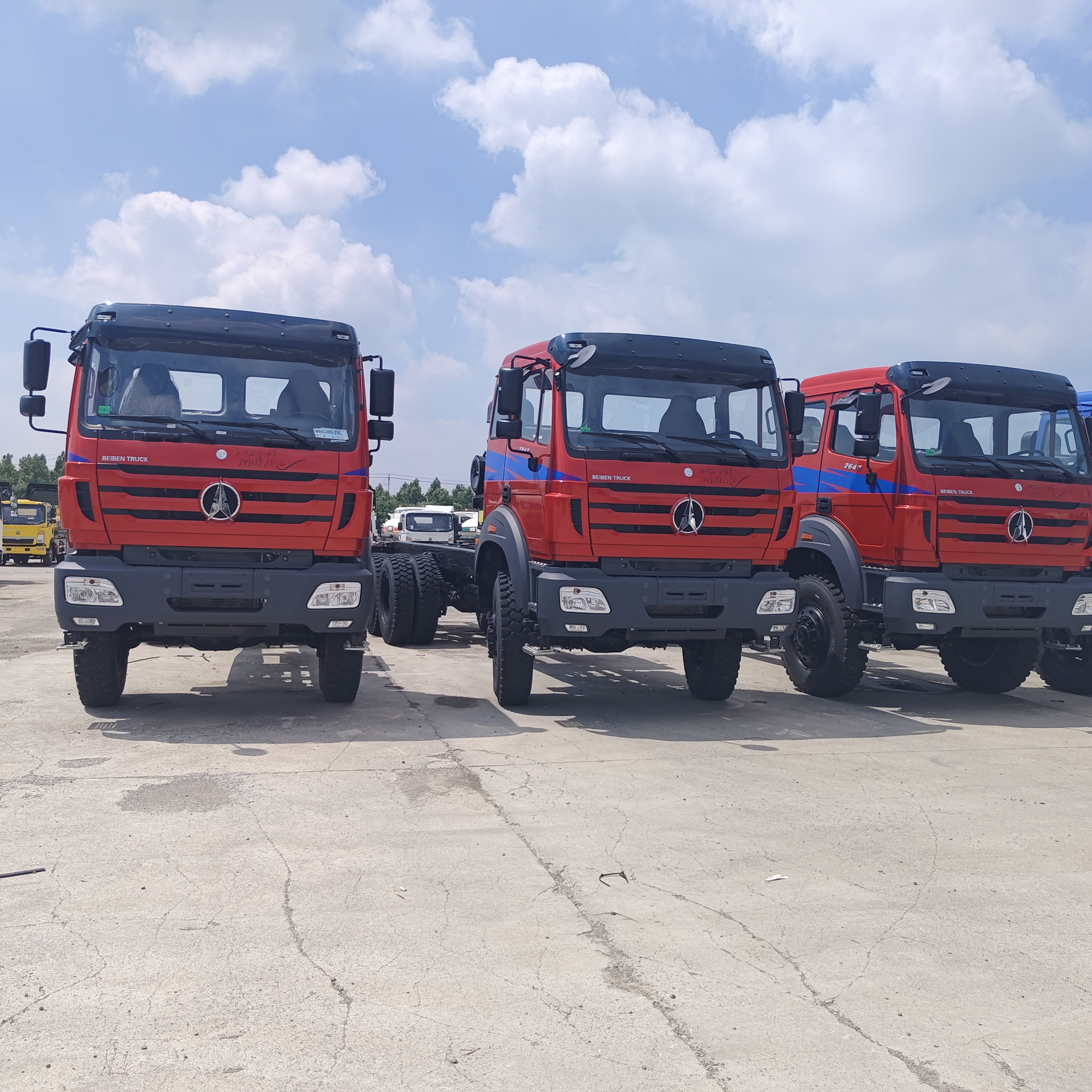 BEIBEN 2642 6×4 重荷ダンプトラック 420HP WEICHAI エンジンと25-35トンの鉱山および建設用ペイロード