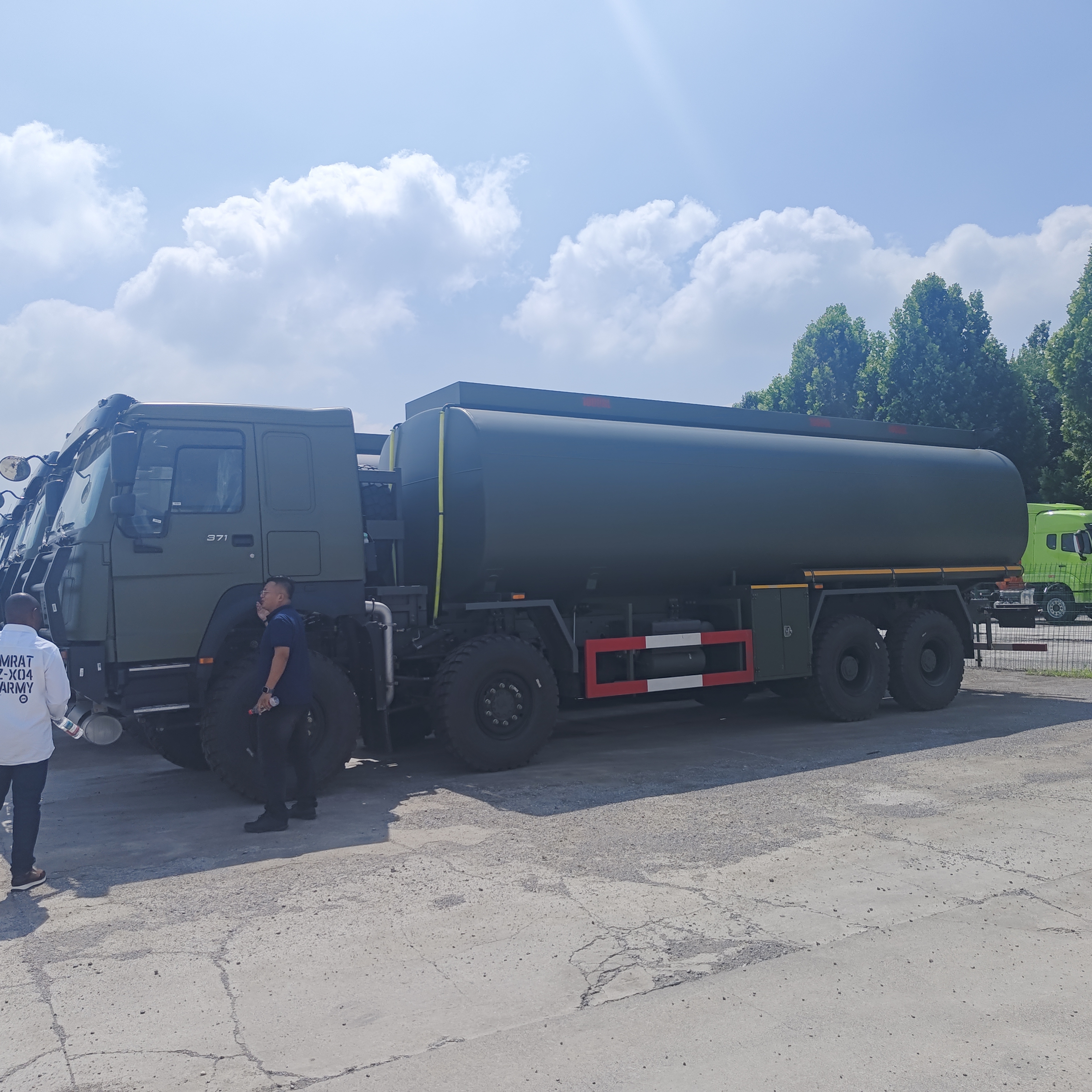 HOWO 8×8 60000L 燃料タンクローリー、371HP エンジン搭載、高耐久燃料輸送用