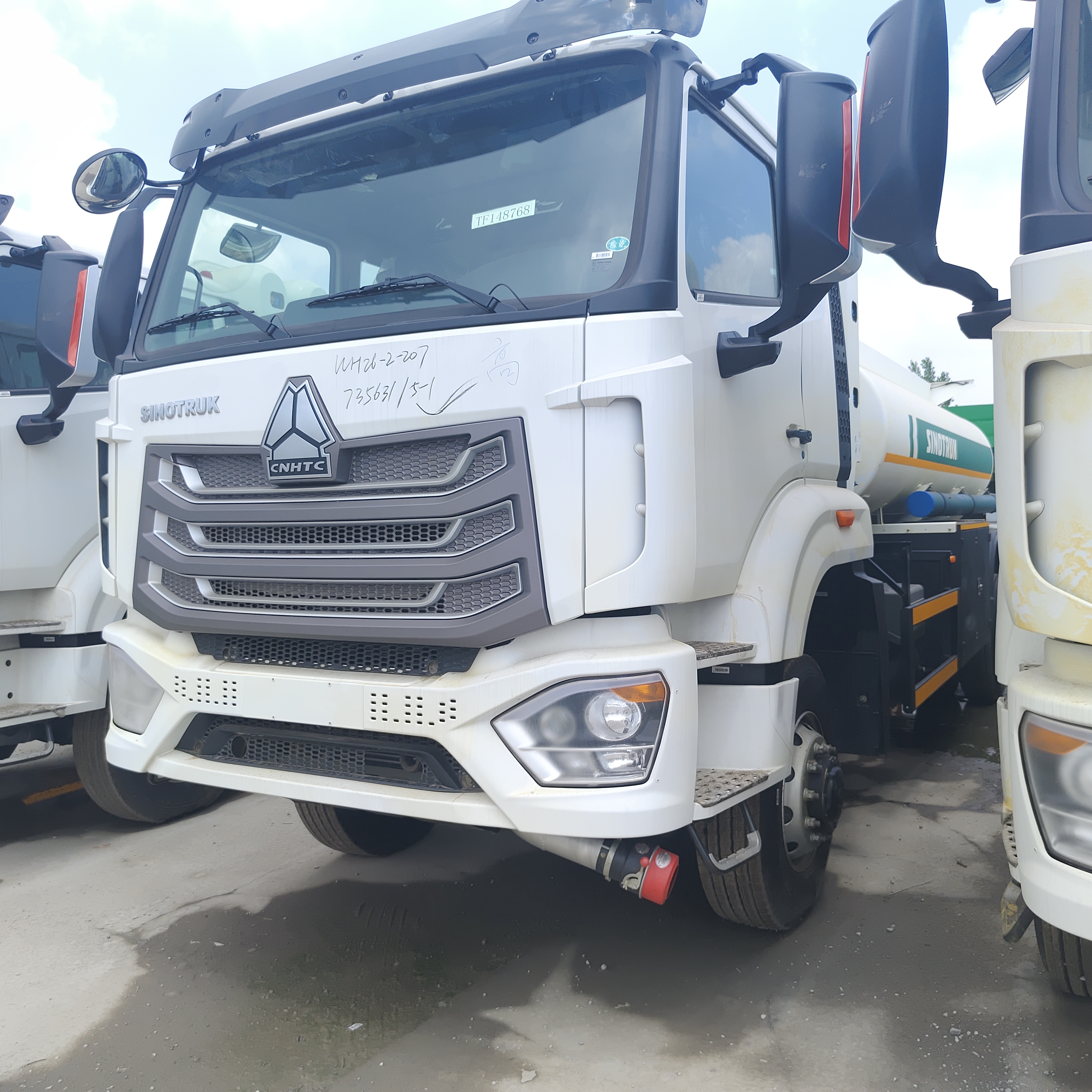 HOWO NX 6×4 CNG 燃料タンク車、400HP エンジンと 30,000L 容量のディーゼルおよびガソリン輸送用
