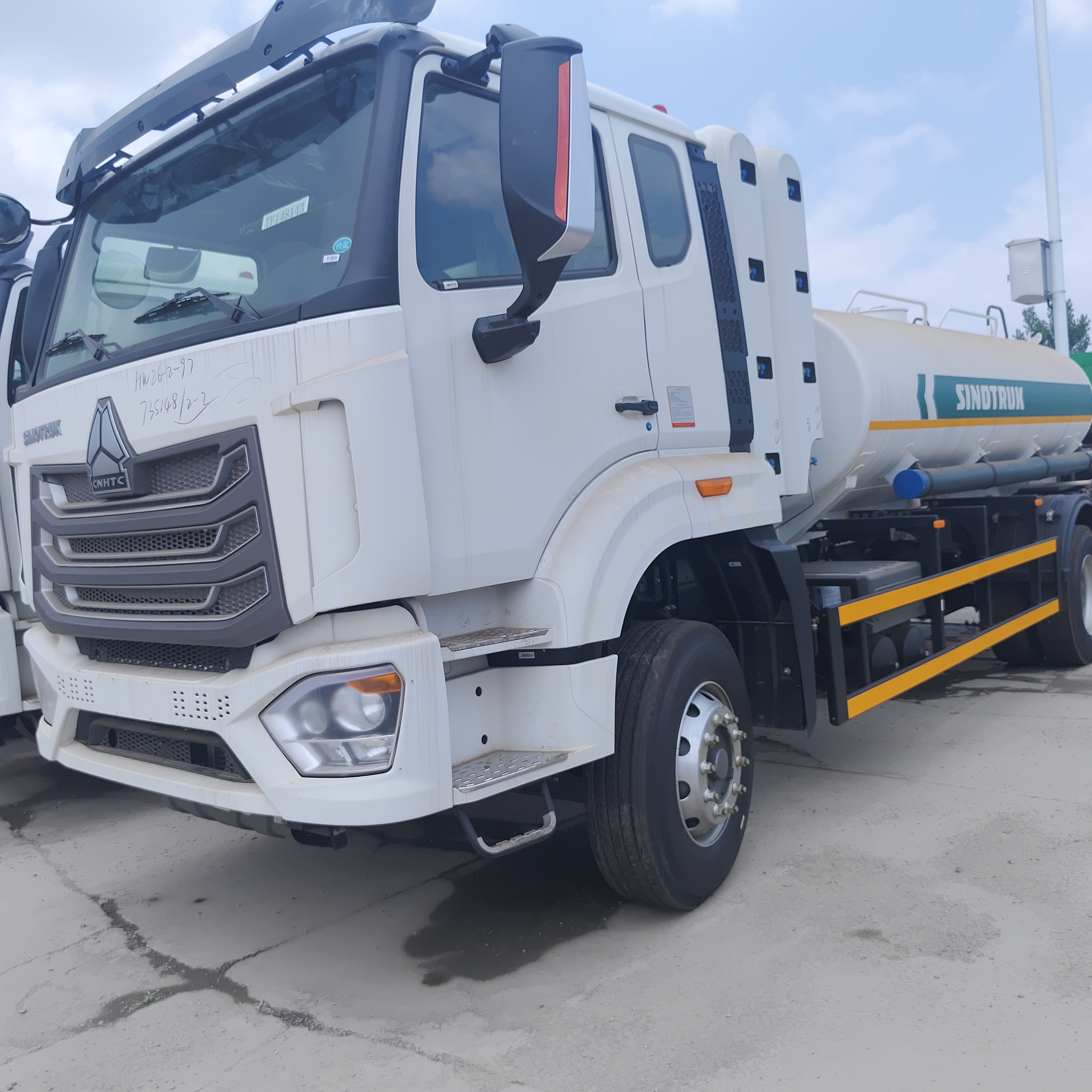 HOWO NX 6×4 CNG 燃料タンク トラック、400HP エンジンと 20T ペイロードを備え、ディーゼルおよびガソリン輸送用