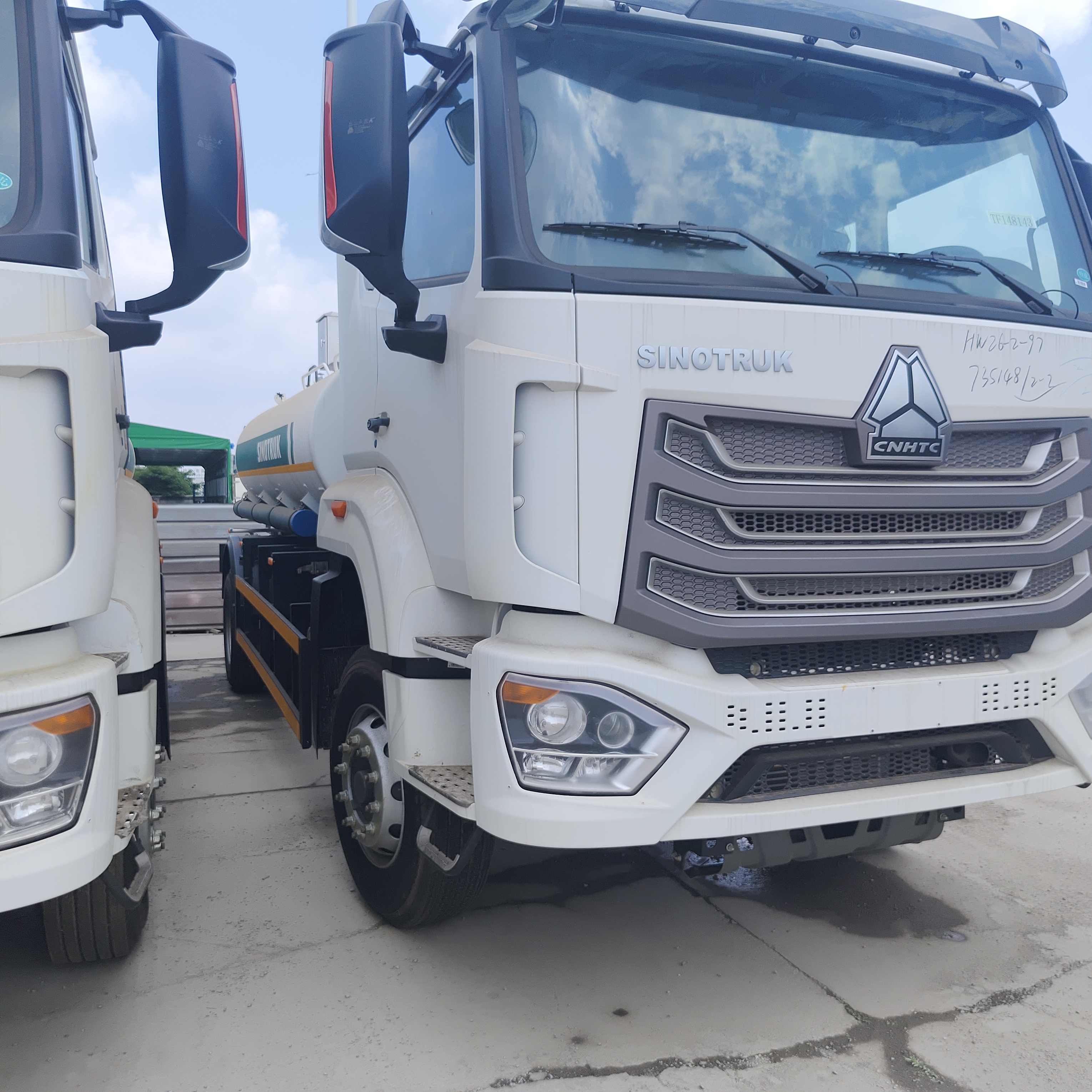 HOWO NX 6×4 CNG 燃料タンク トラック、400HP エンジンと 20T ペイロードを備え、ディーゼルおよびガソリン輸送用