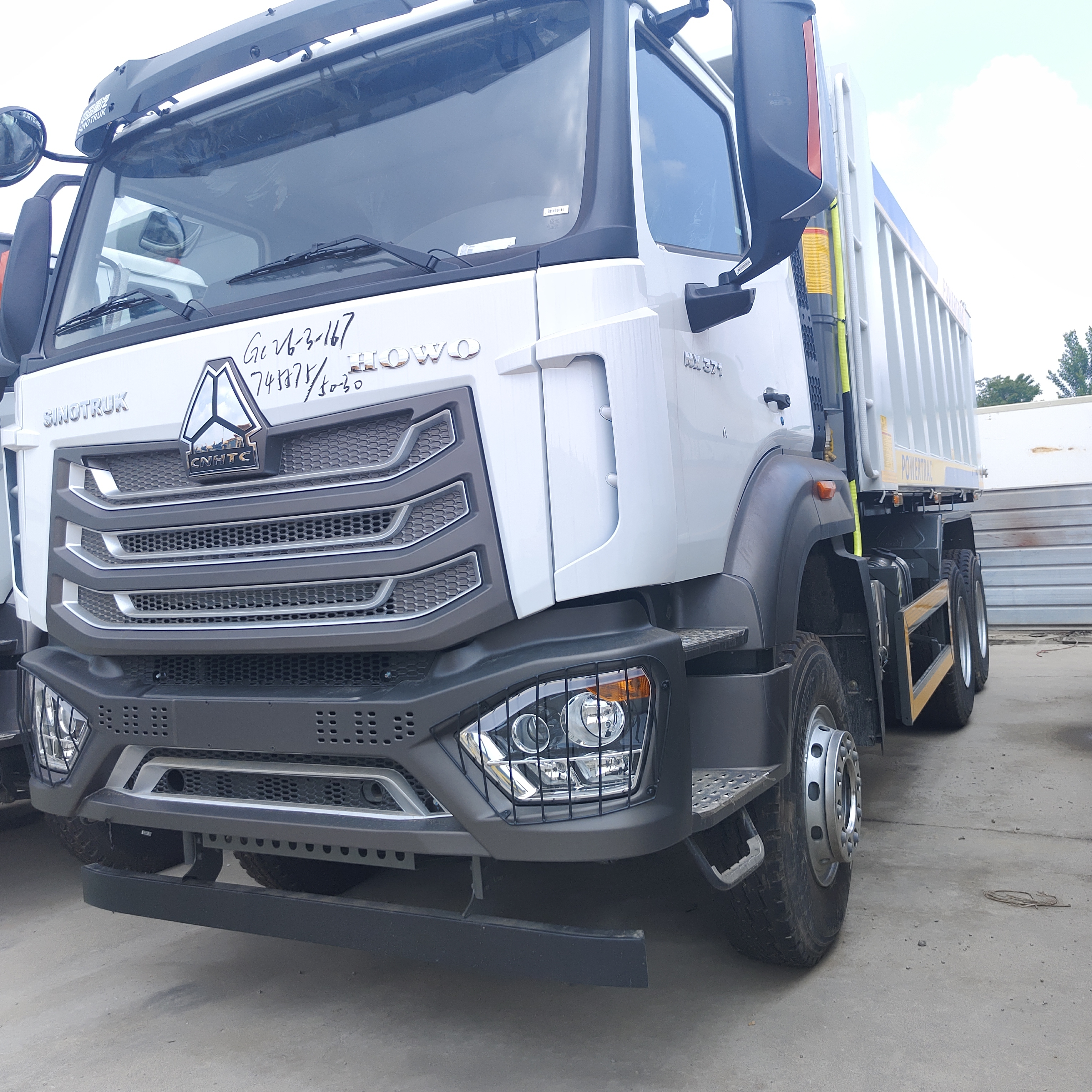 HOWO NX 6×4 400HP エンジンと 25 ～ 35 トンの積載量を備えた鉱山および建設用大型ダンプ トラック